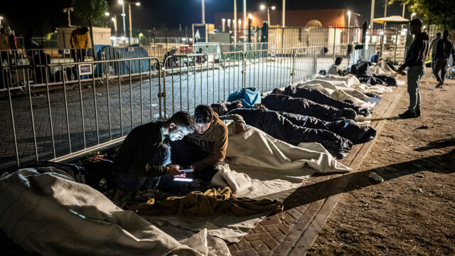 700 Asielzoekers Slapen Buiten Aan Nederlands Aanmeldcentrum Voor ...