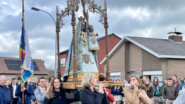 Eeuwenoude Traditie Van De Processie In Bedevaartsoord Hallaar Is Groot ...