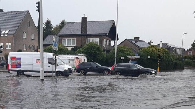 Hevige Regenval Zet Straten Blank In Limburg, Wateroverlast Het Grootst ...