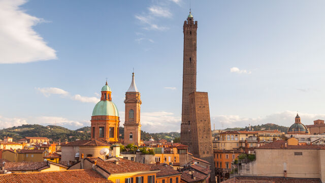 Beroemde Toren In Bologna Staat Te Scheef Omgeving Afgesloten Voor