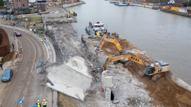 BEKIJK - Groot Brokstuk Valt Op De Weg Bij Afbraak "Bananenbrug" In ...