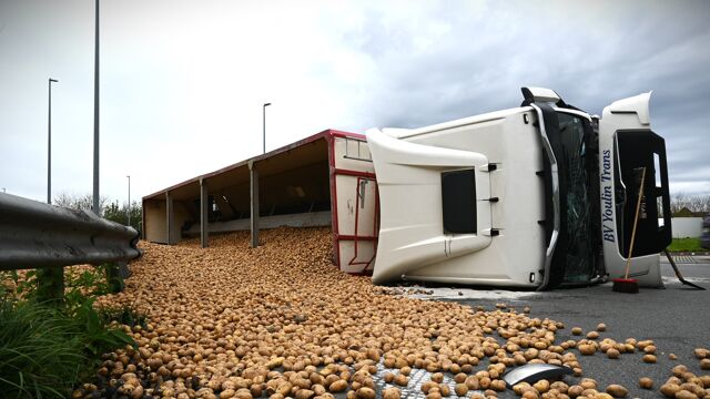 Vrachtwagen Met 30 Ton Aardappelen Kantelt Op Kluifrotonde In Rekkem ...