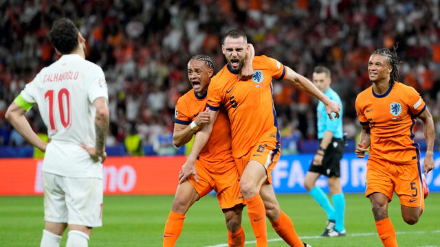 Nederland verslaat Turkije (2-1) en bemachtigt laatste plek in halve