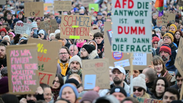 Duitse Bondskanselier Olaf Scholz en CDU-kandidaat Friedrich Merz voor