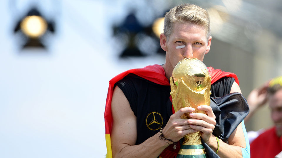 Bastian Schweinsteiger kust de Wereldbeker voetbal