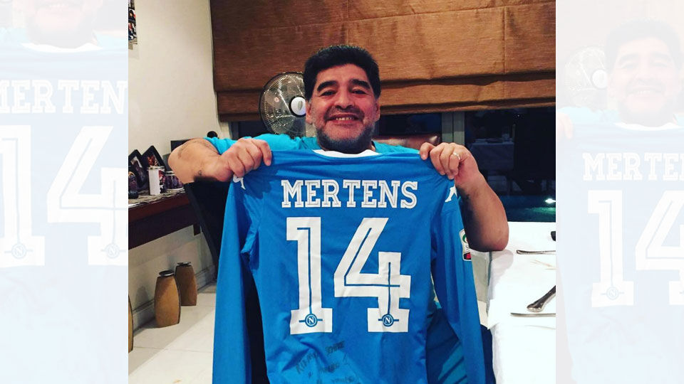 Diego Maradona poseerde in 2016 met het truitje van Dries Mertens.