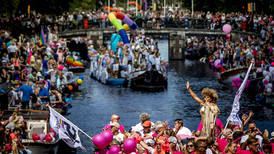 Canal Parade In Amsterdam Lokt Record Aantal Mensen Vrt Nws Nieuws