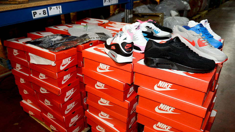 Archieffoto van in beslag genomen namaakschoenen.