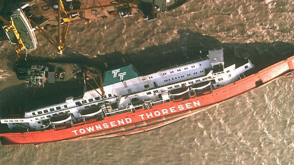 11 novembre 1965 - Test de l'insubmersible Dory : Huit employés d'une  entreprise de construction de bateaux de Chichester, Sussex, et deux  modèles engagés pour la journée d'hier à l'essai les qualités