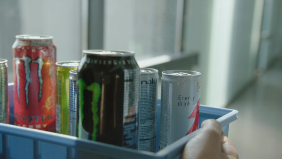 Kinderen drinken te veel energiedrank, arts pleit voor verbod | VRT NWS