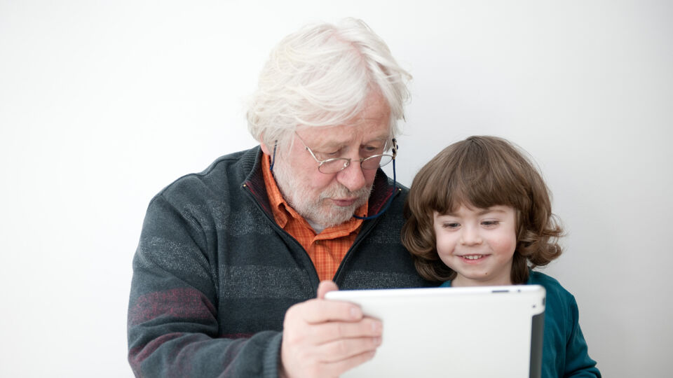 Kindertijd of pensioenleeftijd: wanneer ben je het gelukkigst? | VRT
