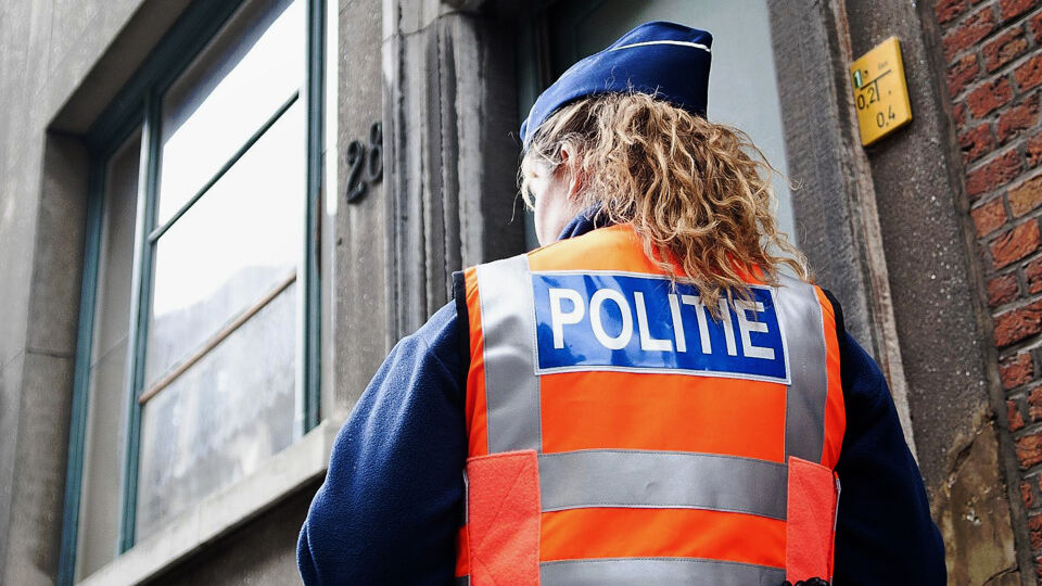 Politievrouw op de rug gezien