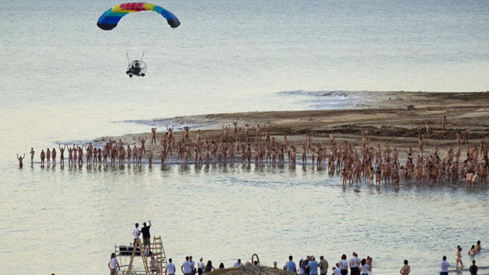 Spencer Tunick aan het werk bij de Dode Zee VRT NWS nieuws