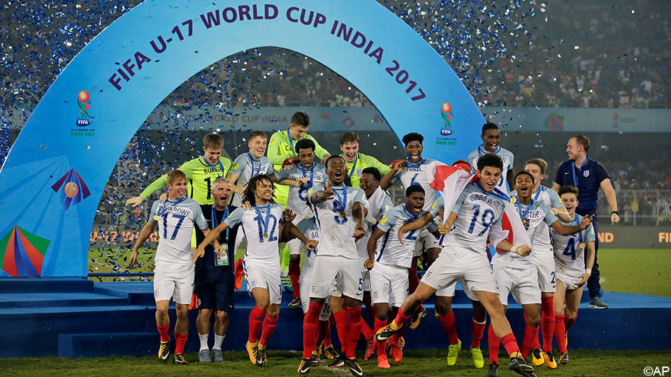 Engelse jeugdspelers vieren de winst van het WK U17 in 2017.