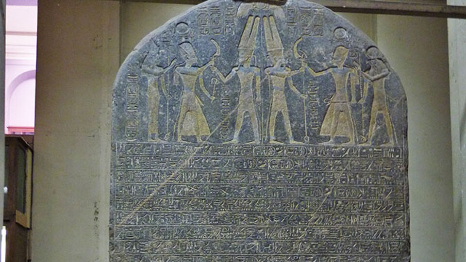De bovenkant van de Merneptah- of Israël-stèle  (foto: Alyssa Bivins/Wikimedia Commons).