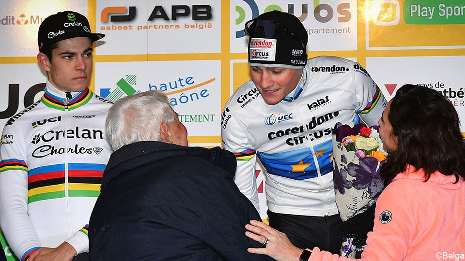 podium met Wout van Aert, Raymond Poulidor en Mathieu van der Poel