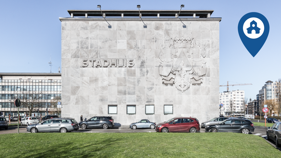 Markante plekken het stadhuis van Oostende, over bronzen ramen en een
