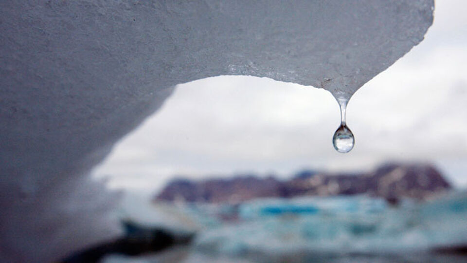 Waarom bevriest warm water sneller dan koud water? | VRT NWS: nieuws
