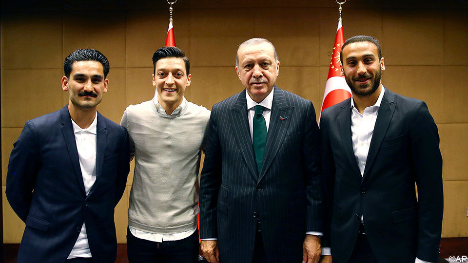 Ook Ilkay Gündogan ging op de foto met Erdogan.