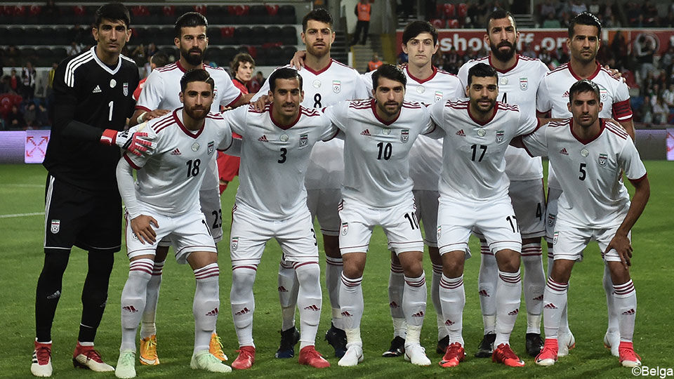 Iraans elftal voor oefeninterland tegen Turkije poseert in witte uitrusting