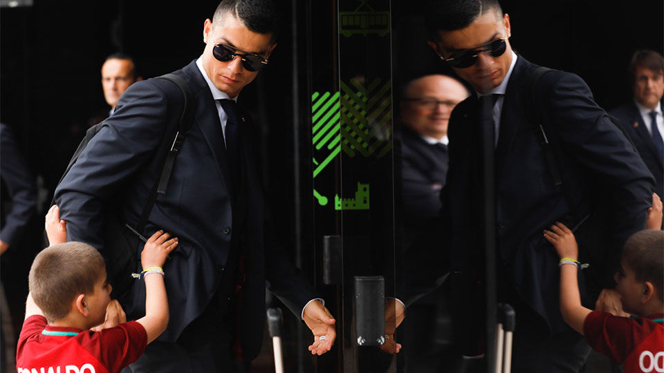 Ronaldo met een kleine fan.