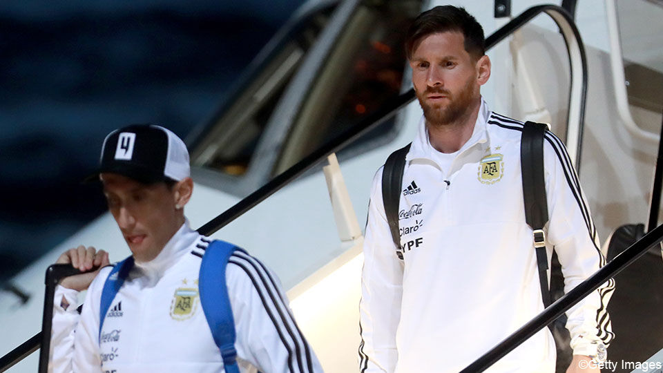 Messi stapt uit vliegtuig.