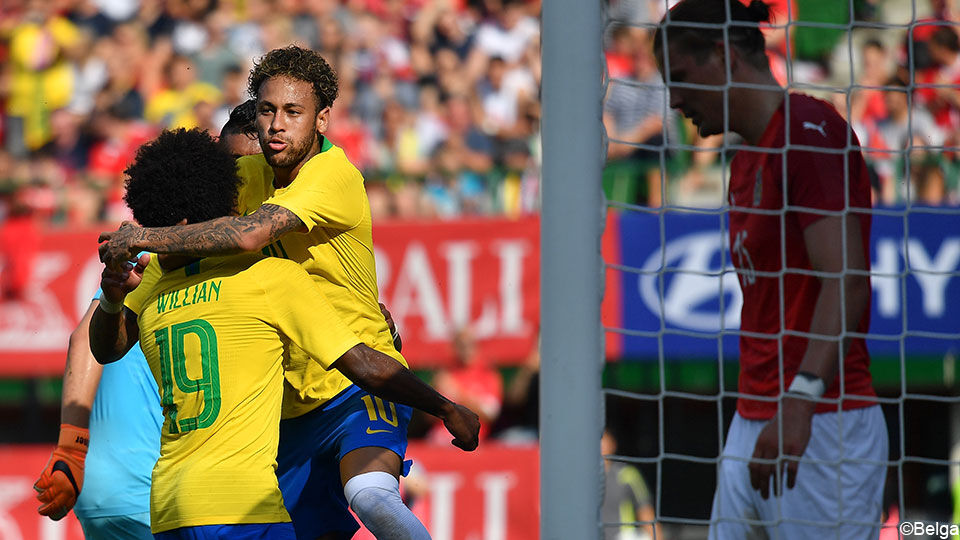 Neymar viert een doelpunt.