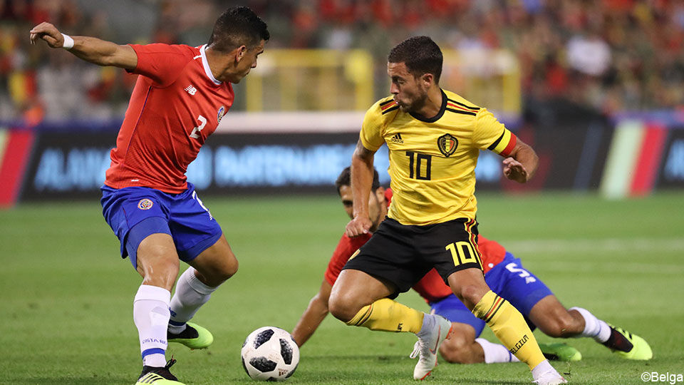 Eden Hazard dribbelt de Costa Ricanen.