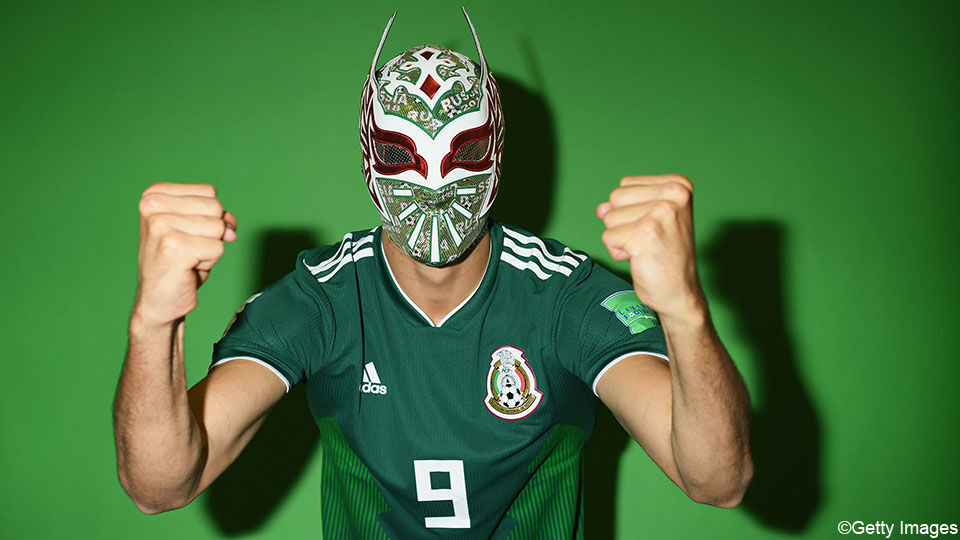 Een voetballer met een Mexicaans masker.