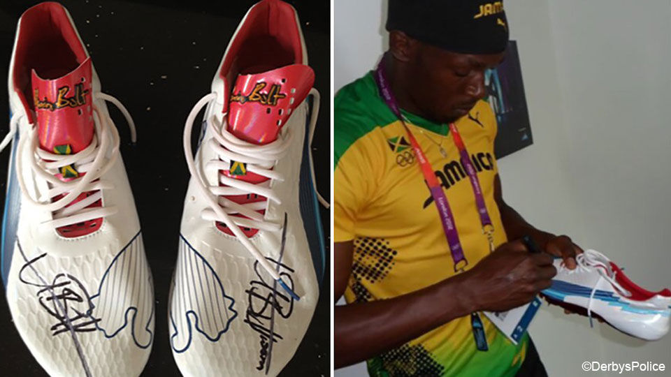 Bolt signeerde de schoenen na de 100 meter in Londen 2012.
