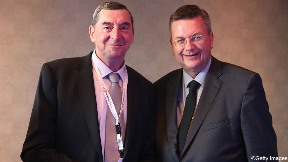 Daniel Nivel (links) aan de zijde van Reinhard Grindel, CEO van de Duitse voetbalbond.