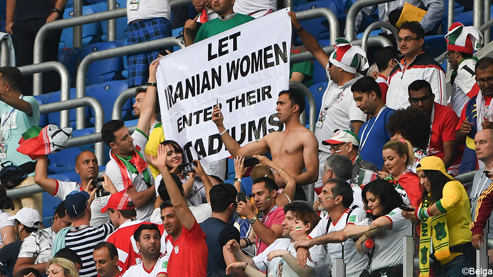 Iraanse fans houden spandoek omhoog tijdens Marokko-Iran
