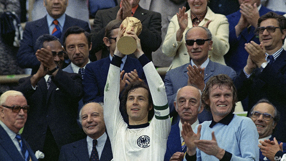 Duitsland won het WK in 1974, Beckenbauer toont de trofee.