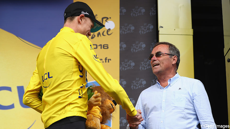 Hinault feliciteert Froome op het Tour-podium.