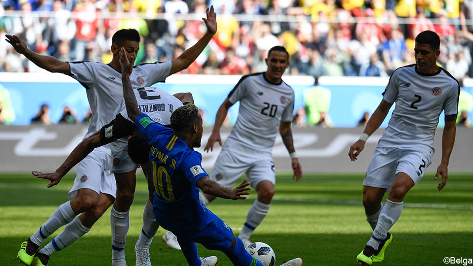 Costa Rica verdedigt op Neymar