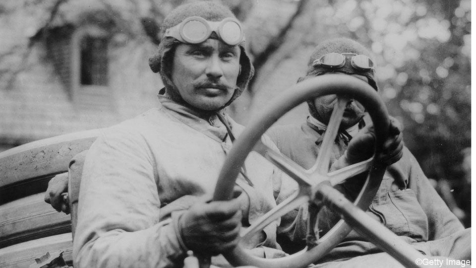 Ferenc Szisz, de winnaar van de 1e F1-wedstrijd, rond 1910.