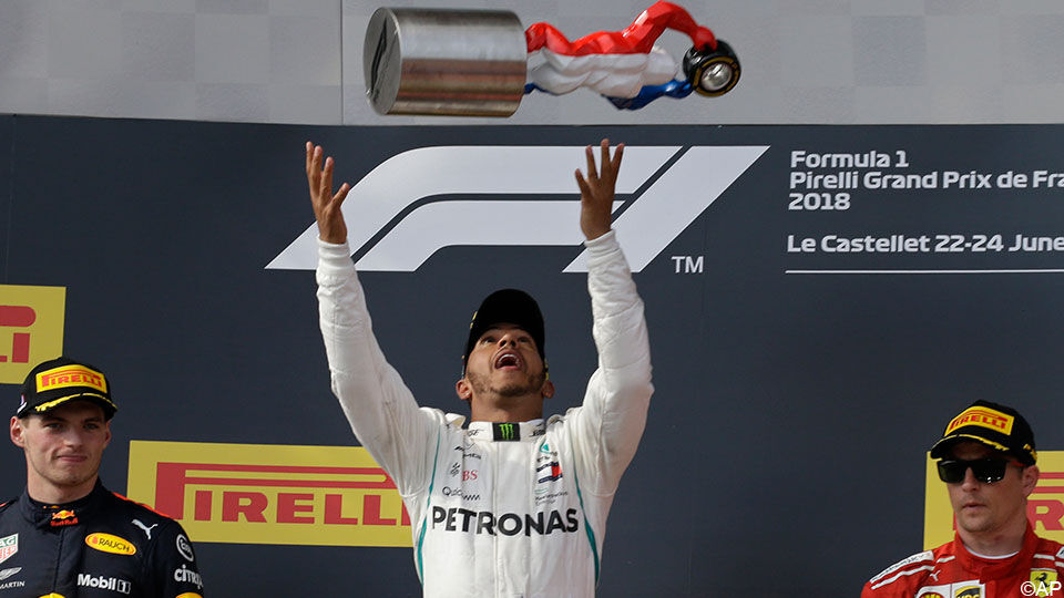 Lewis Hamilton wint zijn derde grote prijs van het seizoen.