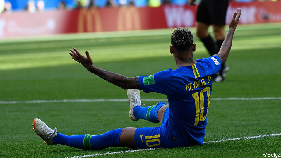 Neymar ligt op de grond.