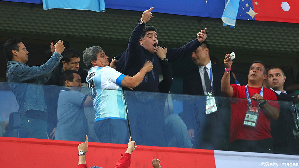 Maradona met 2 opgestoken middenvingers