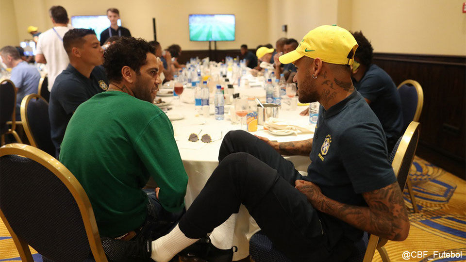 Dani Alves aan tafel met Neymar Jr
