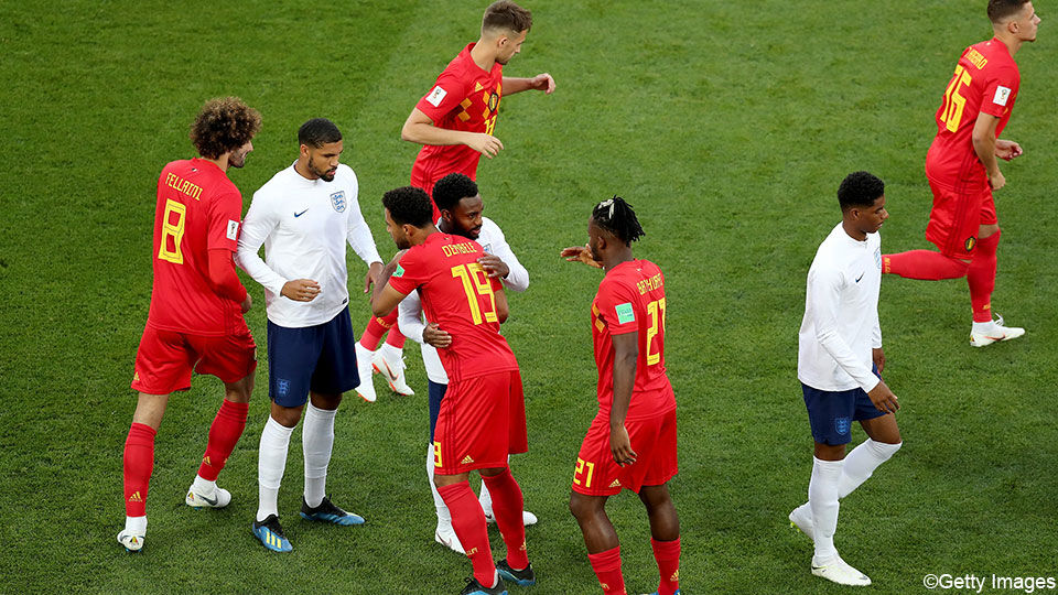 Engelse en Belgische spelers knuffelen