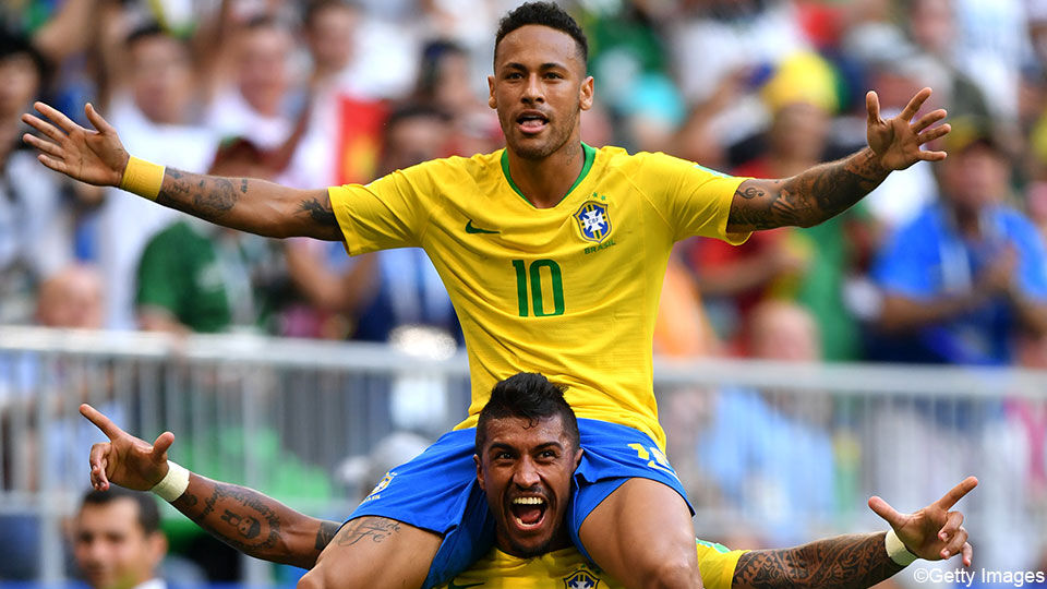 Neymar loodste de Brazilianen met goal en assist voorbij Mexico naar de kwartfinales.