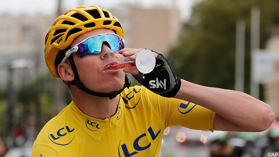 Chris Froome drinkt.