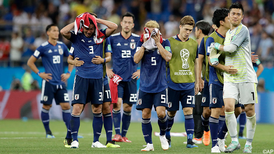 De Japanse voetballers zijn ontroostbaar na de 3-2 in de slotseconden.