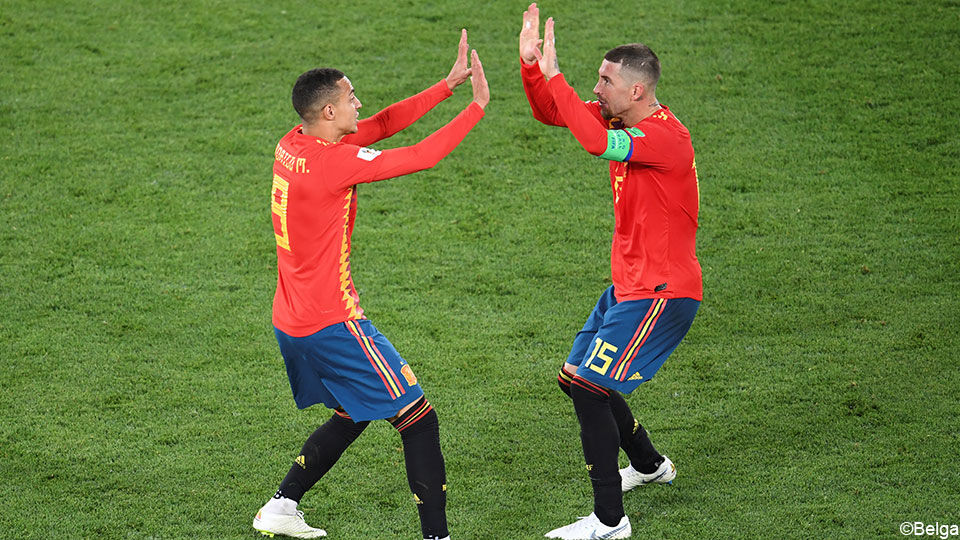 Rodrigo (links) werd voor Spanje de vierde wissel in 1 wedstrijd op het WK.