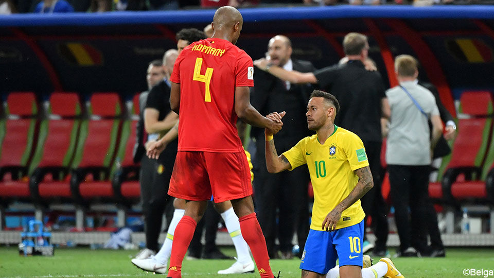 Kompany helpt Neymar weer overeind.