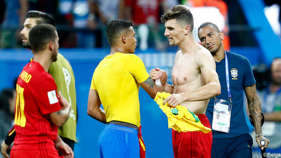 Meunier en Thiago Silva wisselen van shirt.