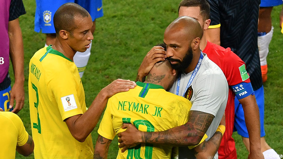 Ook assistent Thierry Henry knuffelt Neymar.