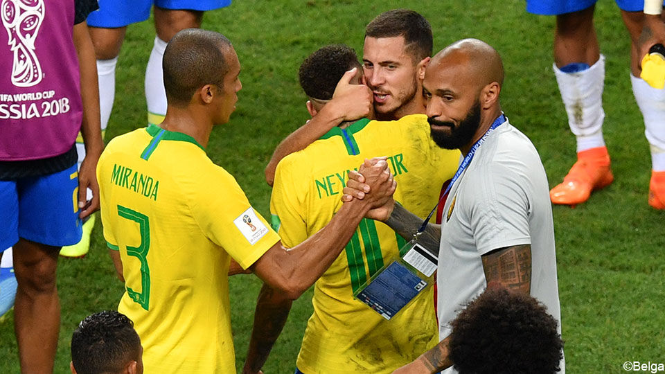 Aanvoerder Eden Hazard fluistert Neymar troostende woorden in.