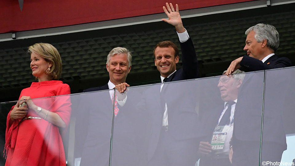 Emmanuel Macron zwaait